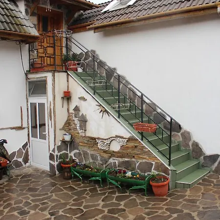 Tihiat Kut Ananievi Guest house *